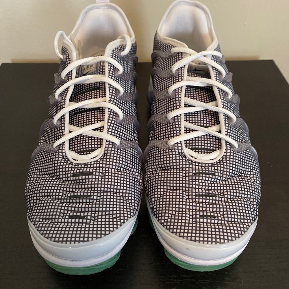Nike Vapormax Plus Grid Pattern - image 2